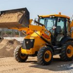 Современный экскаватор-погрузчик JCB 3CX на строительной площадке при замене фильтров