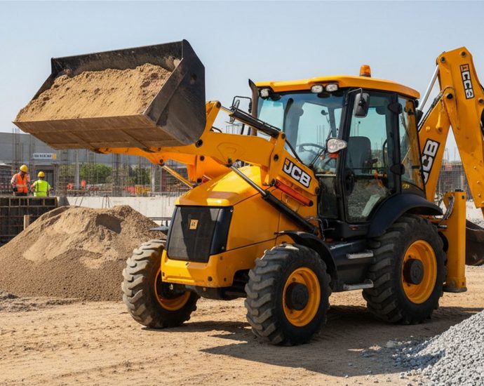 Современный экскаватор-погрузчик JCB 3CX на строительной площадке при замене фильтров
