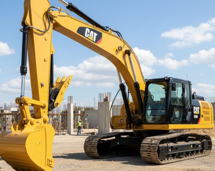 Экскаватор CAT 320 со свежей стрелой и ковшом на строительной площадке